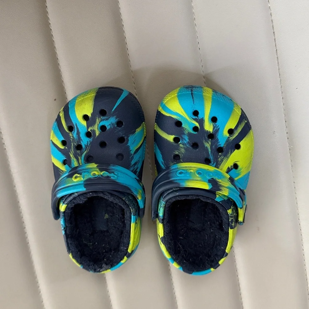 Kids Crocs Tie Dye Fussy Inside Colorful Clogs size 6c